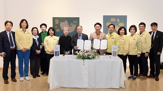 김동근 시장이 4월 24일 (재)백영수미술문화재단과 의정부시립백영수미술관 설립 등을 위한 업무협약을 체결한 뒤 관계자들과 기념사진을 찍고 있다. 사진=의정부시 제공