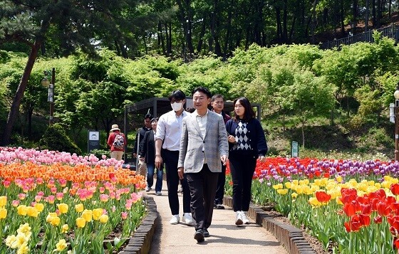 의정부 직동근린공원 초화원을 현장 점검하고 있는 김동근 의정부시장. 사진=의정부시 제공