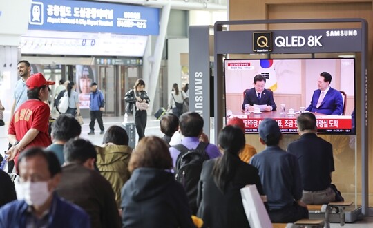 윤석열 대통령과 이재명 더불어민주당 대표의 첫 영수회담이 진행된 4월 29일 서울 용산구 서울역 대합실에 시민들이 영수회담 관련 뉴스를 시청하고 있다. 사진=박정훈 기자