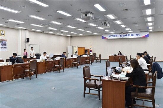 ‘2023회계연도 결산검사’ 시행 장면. 사진=부산시 제공