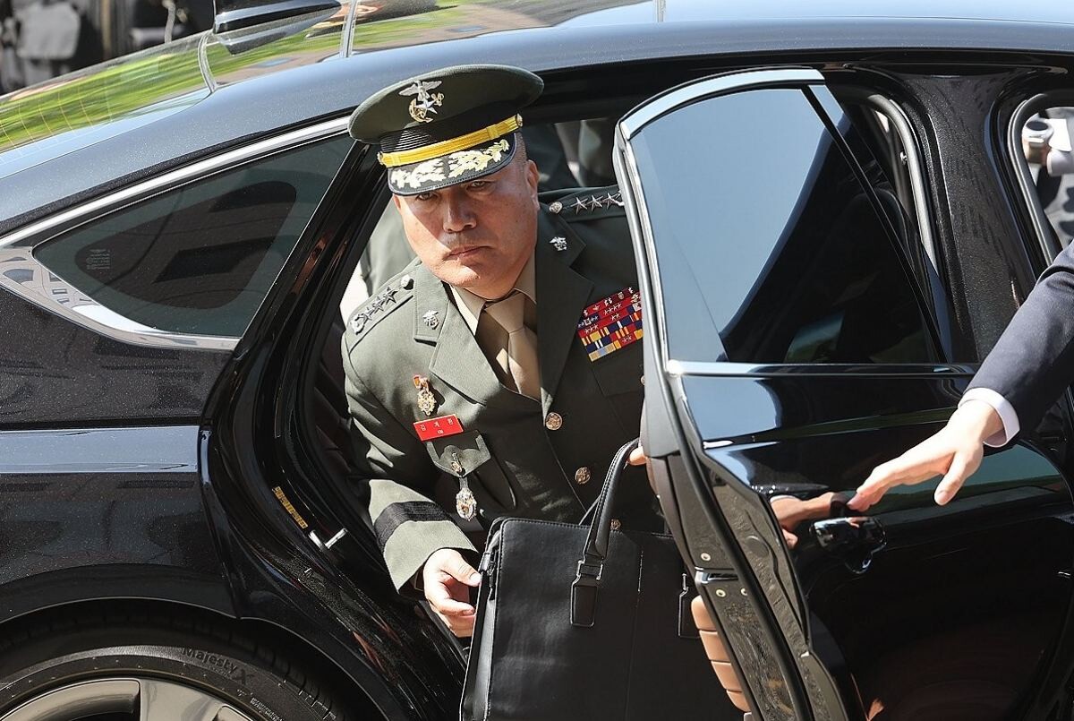 김계환 해병대 사령관이 4일 오전 해병대 채상병 순직 사건 수사외압 의혹 관련 조사를 받기 위해 정부과천청사 고위공직자범죄수사처(공수처)로 들어가고 있다. 사진=연합뉴스