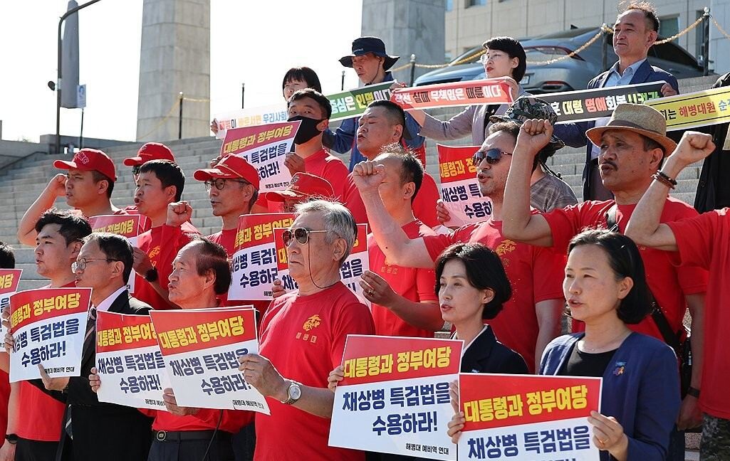 5월 2일 오후 해병대예비역연대 회원들이 국회 본청 앞에서 대통령과 여당에 특검법 수용을 촉구하는 구호를 외치고 있다. 사진=연합뉴스