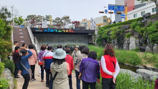 남동구는 구청장 공약으로 추진 중인 ‘만수천 하천 복원사업’에 대한 주민의 사업 이해를 돕고 복원 효과에 대한 공감대 형성을 위해 현장 견학을 실시했다. 사진=남동구 제공