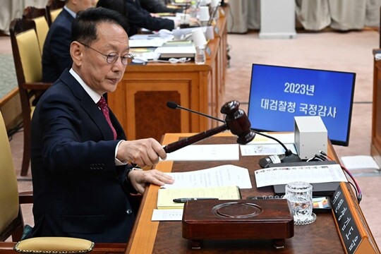 김도읍 국회 법제사법위원회 위원장이 2023년 10월 23일 오후 서울 서초구 대검찰청에서 열린 법제사법위원회의 대검찰청에 대한 국정감사에서 속개를 알리며 의사봉을 두드리고 있다. 사진=국회사진취재단