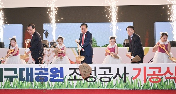 8일 오전 대구대공원 사업부지 기공식에 참여한 홍준표 대구시장, 주호영 국회의원, 하병문 시의회 부의장이 첫 삽을 뜨고 있다. 사진=대구시 제공