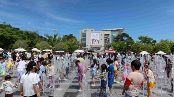 어린이날 축제에서 바닥분수 물놀이를 즐기는 어린이들. 사진=렛츠런파크 부산경남 제공