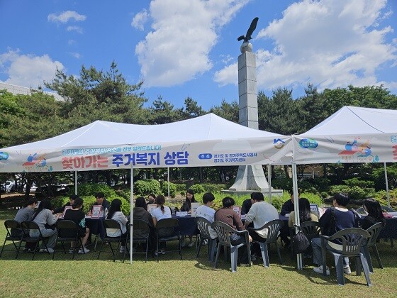 경기주택도시공사가 8일 수원 동남보건대학교에서 대학생, 청년 대상으로 '찾아가는 주거복지 상담'을 진행하고 있다. 사진=경기주택도시공사 제공