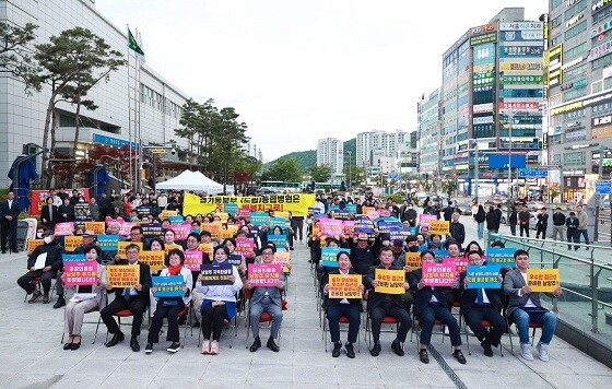 남양주시가 7일 평내호평역 광장에서 경기 동북부 공공의료원 유치를 위한 민·관·정 협의체 발대식을 갖고 있다. 사진=남양주시 제공