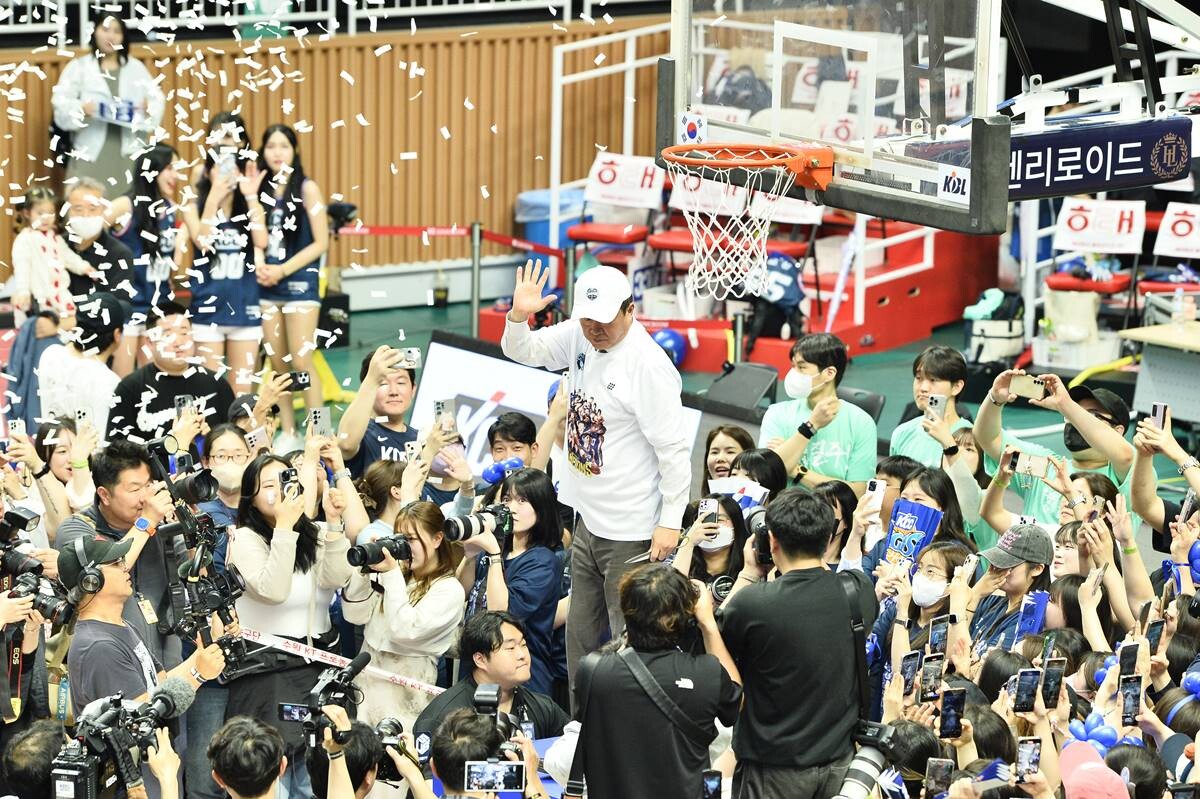 전창진 감독이 감독 커리어 통산 네 번째 우승을 달성했다. 사진=KBL 제공