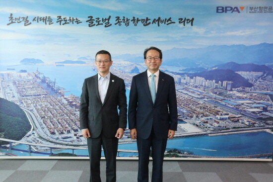 COSCO Shipping Group 부사장의 부산항 방문 기념촬영 모습. 사진=BPA 제공