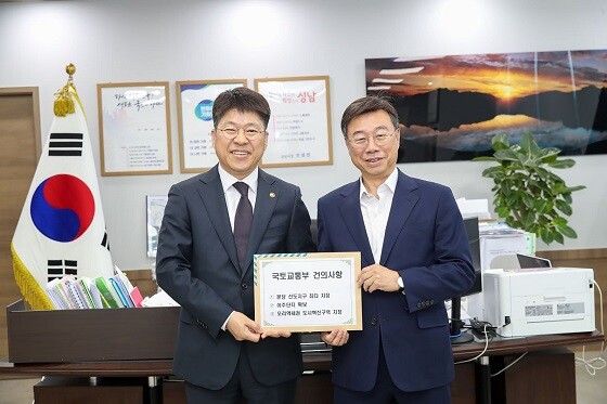 신상진 성남시장이 9일 국토부 진현환 1차관을 만나 성남시 건의사항을 전달하고 있다. 사진=성남시 제공