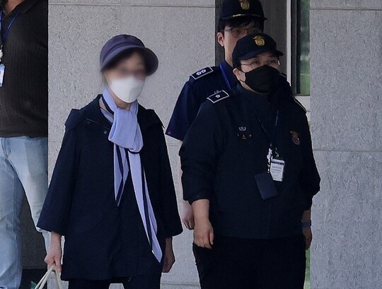 5월 14일 오전 서울 송파구 동부구치소. 남색 계열 옷차림에 스카프를 두른 윤석열 대통령 장모 최은순 씨는 구치소에서 나와 경찰의 경호 속에 곧장 검은색 차를 타고 빠져나갔다. 사진=박정훈 기자