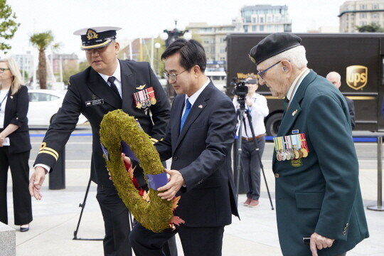 김동연 경기도지사가 캐나다 BC주 현지시각 13일 BC주의회 전몰장병 기념비(British Columbia Legislature Cenotaph) 헌화하고 있다. 사진=경기도 제공