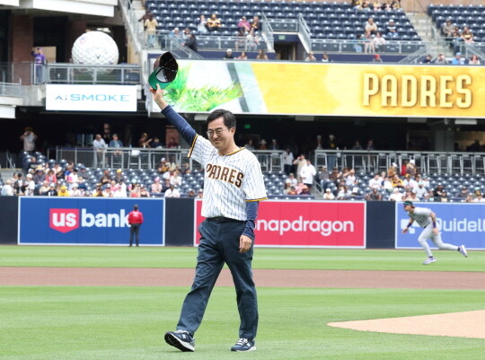 시구를 마치고 MLB 팬들에게 인사를 하는 김동연 지사. 사진=경기도 제공