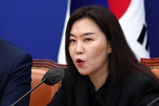 더불어민주당이 KC 미인증 제품에 대한 해외직구 금지 정책이 설익은 정책이라고 비판했다. 강유정 더불어민주당 원내대변인이 5월 7일 오전 국회에서 열린 원내대책회의에서 발언하는 모습. 사진=박은숙 기자