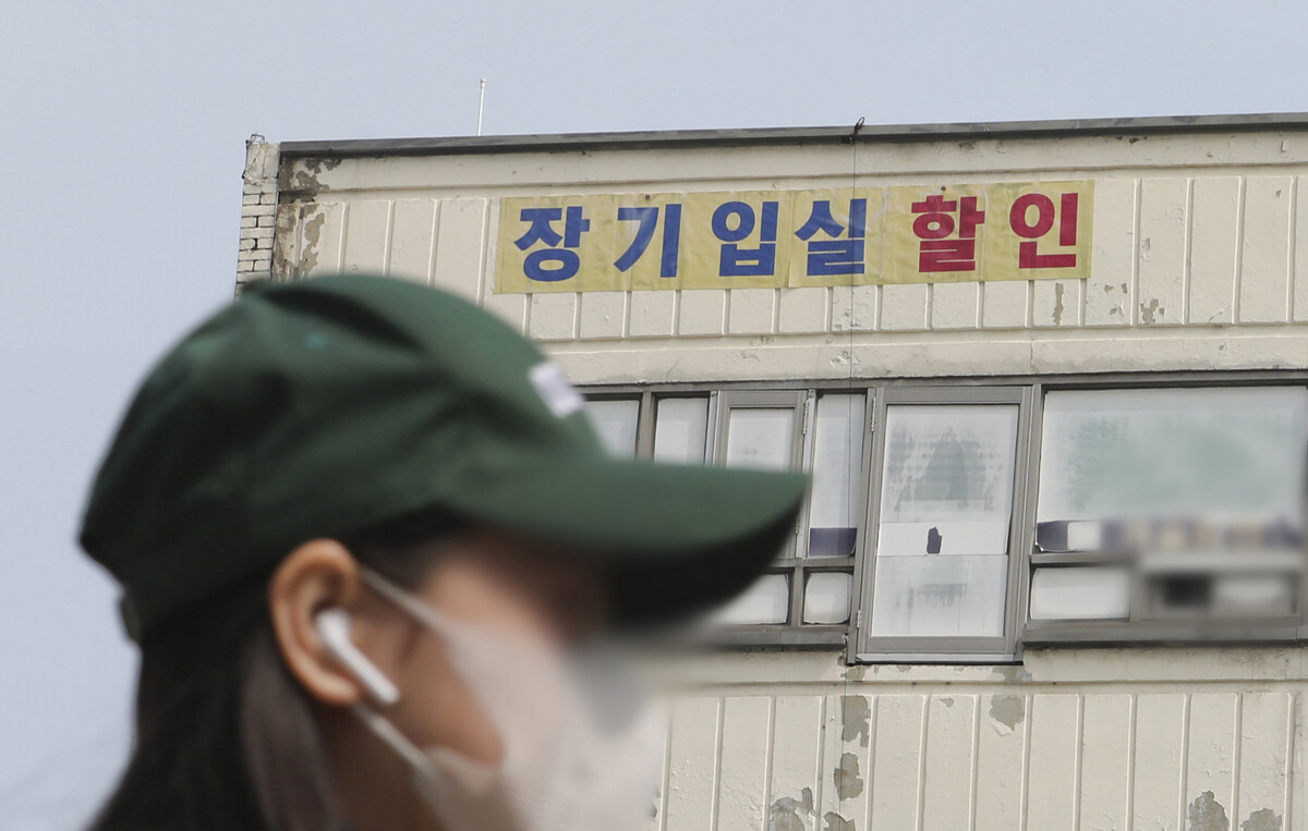 한 고시텔에 '장기 입실 할인'을 알리는 현수막이 붙어있다.