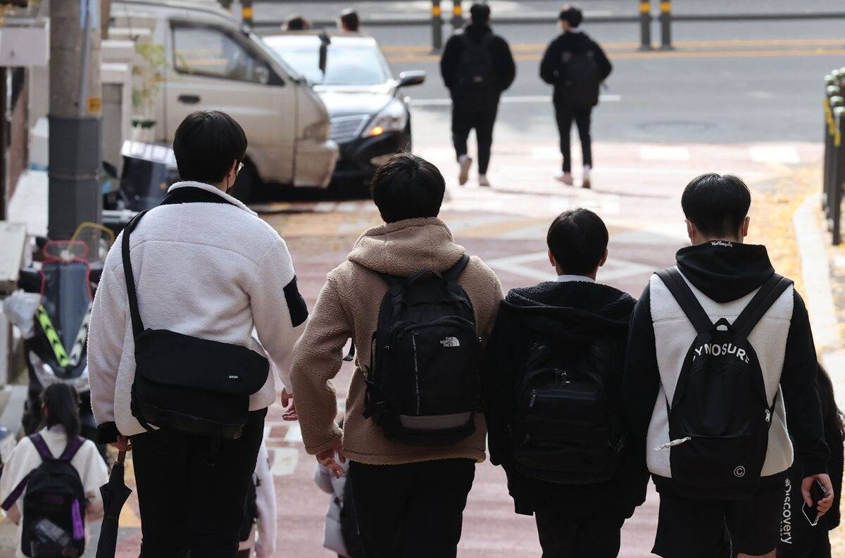서울 시내 한 중학교에서 학생들이 하교하는 모습으로 기사 특정 내용과 관련 없음. 사진=연합뉴스