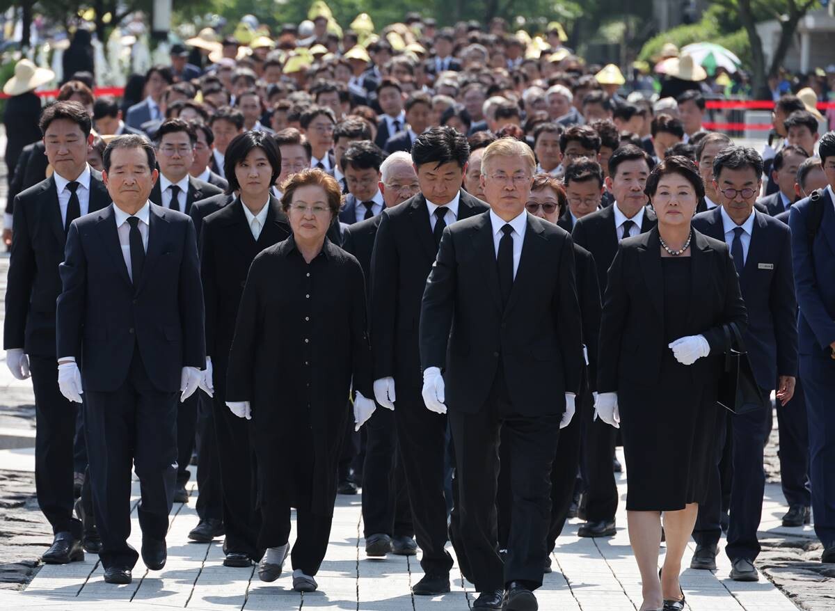 노무현 전 대통령 서거 15주기 추도식에서 권양숙 여사와 문재인 전 대통령 내외, 한덕수 국무총리를 비롯한 여야 정치인들이 묘역을 참배하고 있다. 사진=연합뉴스