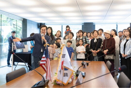 25일 오전 도담소에서 열린 도민 개방행사에서 김동연 경기도지사가 도민들에게 도담소를 안내하고 있다. 사진=경기도 제공