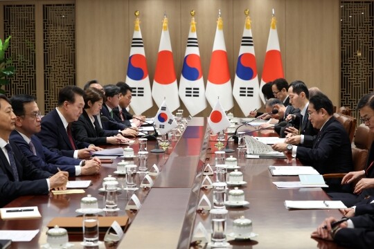 윤석열 대통령이 26일 서울 용산 대통령실에서 열린 한일 정상회담에서 기시다 후미오 일본 총리와 회담하고 있다. 사진=연합뉴스