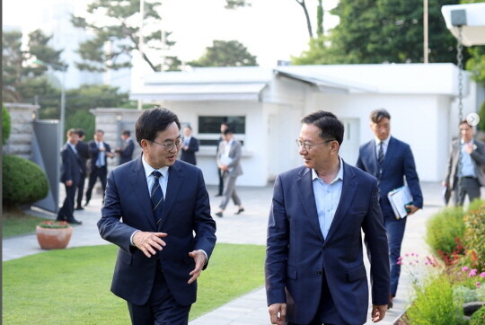 김동연 경기도지사와 정성호 의원이 이야기를 나누고 있다. 사진=경기도 제공