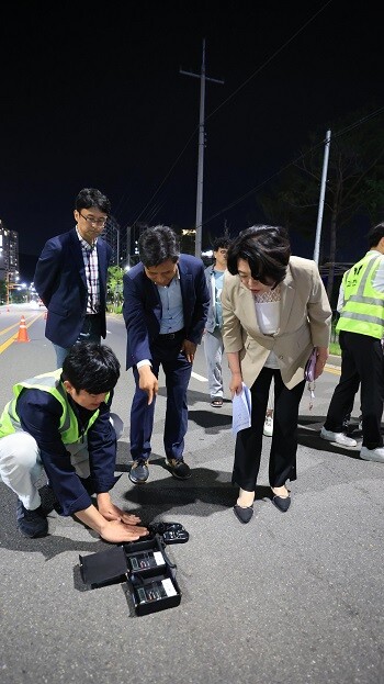 신계용 과천시장이 과천지식정보타운 도로조명 조도 확인 현장에서 점검하고 있다. 사진=과천시 제공