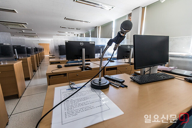 의대 증원 정책에 반발해 의대생들이 수업을 거부 중인 가운데 서울의 한 의과대학 강의실이 텅 비어 있다.
