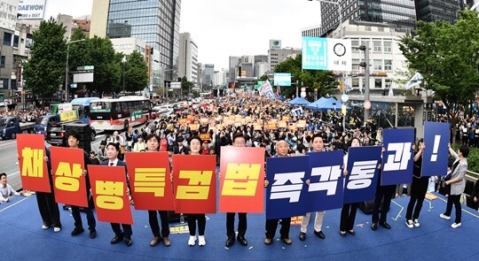 이재명 더불어민주당 대표와 조국 조국혁신당 대표 등 야 7당 대표와 시민단체 관계자들이 5월 25일 오후 서울 중구 세종대로에서 열린 해병대원 특검법 거부 규탄 및 통과 촉구 범국민대회에 참석해 특검법 통과 촉구 퍼포먼스를 하고 있다. 사진=최준필 기자