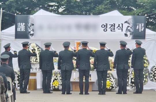 30일 오전 전남 나주시 한 장례식장에서 군기훈련 중 쓰러졌다가 이틀 만에 숨진 훈련병에 대한 영결식이 엄수되고 있다. 사진=연합뉴스