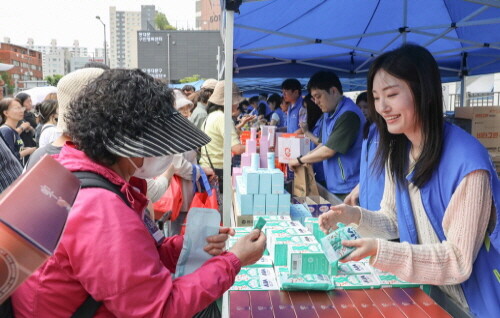 사랑나눔바자회에서 한 주민이 바자회 물품을 구매하고 있다. 사진=동아제약 제공