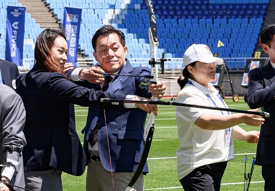 수원 2024 아시아컵 국제양궁대회에서 시궁을 하고 있는 이재준 수원시장. 사진=수원시 제공