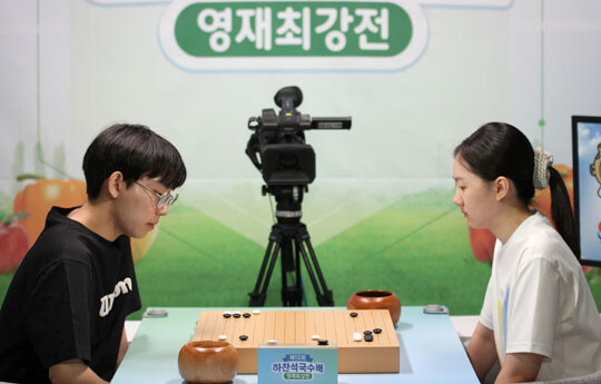 17세 김은지 9단(오른쪽)이 김승구 3단을 꺾고 하찬석국수배 결승에 올랐다. 결승 상대는 한 살 아래 조상연 초단이다. 사진=사이버오로 제공