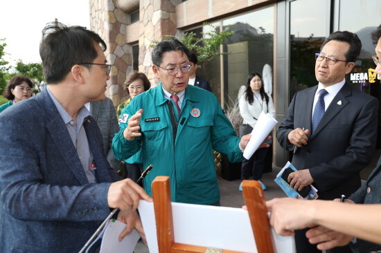 홍태용 시장이 안전대전환 집중안전점검을 펼치는 모습. 사진=김해시 제공
