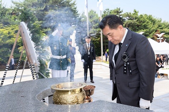 이재준 수원시장이 추모 묵념을 하고 있다. 사진=수원특례시 제공