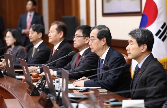 한덕수 국무총리가 1월 5일 오전 서울 종로구 정부서울청사에서 열린 임시국무회의에서 발언하고 있다. 이날 임시국무회의에서는 국회에서 이송된 이른바 '쌍특검법'에 대한 재의요구권(거부권)을 심의할 예정이다. 사진=임준선 기자