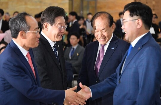 국민의힘 황우여 비상대책위원장과 더불어민주당 이재명 대표가 5월 28일 서울 여의도 국회의사당 중앙홀에서 열린 제76주년 국회 개원기념식에서 악수를 나누고 있다. 앞쪽에 국민의힘 추경호 원내대표와 더불어민주당 박찬대 원내대표. 사진=박은숙 기자