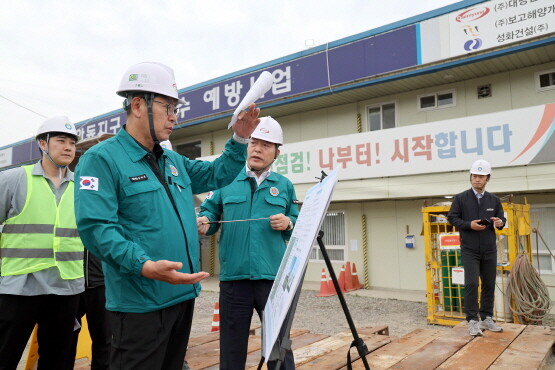 홍태용 시장이 안동지구 도시침수 예방사업 현장을 점검하는 모습. 사진=김해시 제공