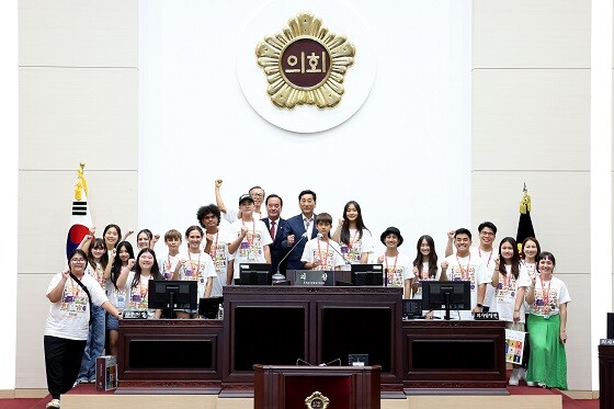 코리아 앤 하와이 히스토리 클럽 학생들이 인천시의회를 방문해 기념촬영하고 있다. 사진=인천시의회 제공