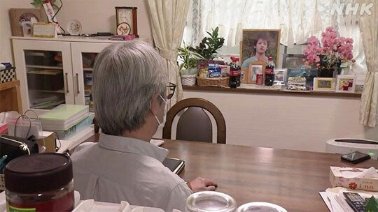아버지 사토시 씨가 항상 앉아 있는 거실 자리에는 쇼타 군의 영정사진이 놓여있다. 사진=NHK 뉴스 캡처
