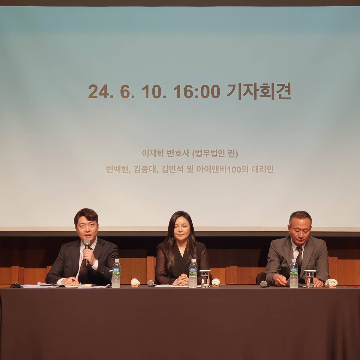 지난 10일 서울 신라호텔에서 첸백시 측 기자회견이 열렸다. 왼쪽부터 이재학 변호사, 차가원 원헌드레드 대표, 김동준 INB100 대표. 사진=연합뉴스 제공