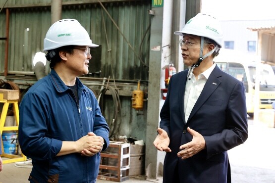 김종호 기보 이사장(오른쪽)이 (주)고려차량을 방문해 현장 애로사항을 청취하는 모습. 사진=기보 제공