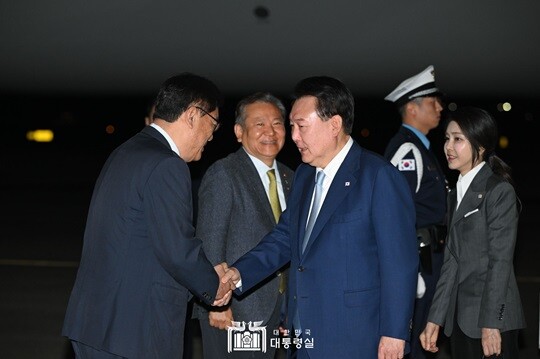 6월 16일 윤석열 대통령 내외가 중앙아시아 3개국 국빈 방문을 마치고 서울공항에 도착했다. 사진=대통령실 제공