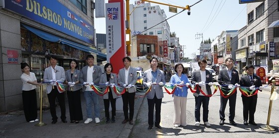 정명근 시장이 음식문화특화거리 선포식에 참여한 귀빈들과 커팅식을 하는 모습. 사진=화성시 제공