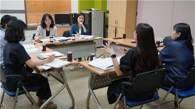 인천시사회서비스원 연구원과 서희정 연구원이 최근 중구를 방문해 복지정책과 팀장과 담당 공무원, 지역사회보장협의체 팀장과 직원에게 지역사회보장계획 컨설팅을 진행하고 있다. 사진=인천시사회서비스원 제공