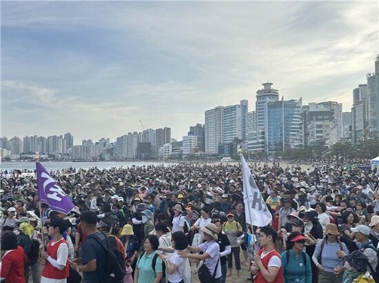 세븐비치 어싱 챌린지 광안리 편 장면. 사진=부산시 제공