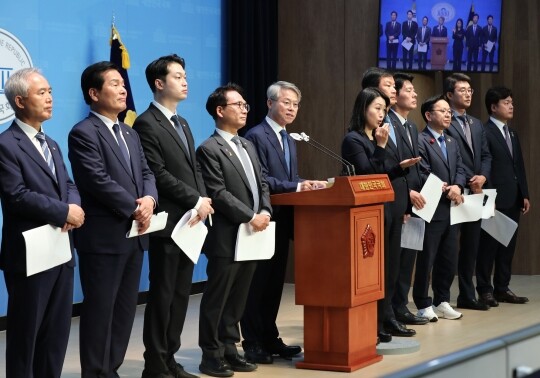 민주당 정치검찰사건조작특별대책단 민형배 의원 등이 6월 13일 국회 소통관에서 기자회견을 열고 이화영 전 부지사 사건 1심 판결에 대해 유감을 표명하고 있다. 사진=박은숙 기자