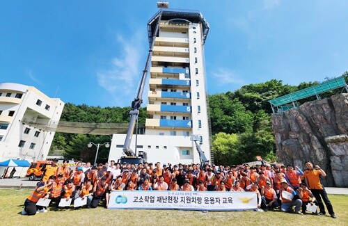 경기도소방재난본부는 지난 19일 경기도소방학교에서 민간 고소작업차량 협력요원 120명을 대상으로 고층 소방활동 현황과 고소작업차 활동사례 등 작업자 교육을 실시했다. 사진=경기도소방재난본부 제공