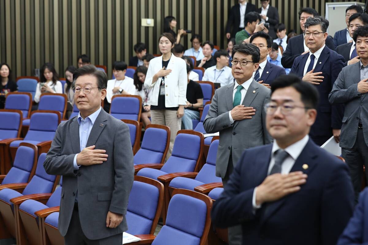 이재명 더불어민주당 대표가 20일 오후 국회에서 열린 긴급 의원총회에서 국민의례를 하고 있다. 사진=박은숙 기자