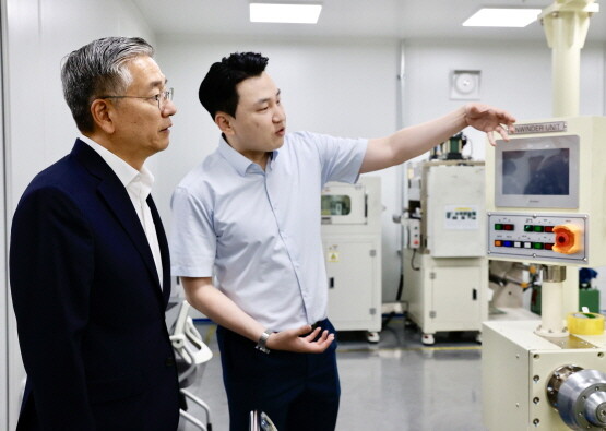 김종호 기보 이사장(왼쪽)이 김주성 (주)리베스트 대표와 함께 연구시설을 둘러보고 애로사항을 청취하고 있다. 사진=기보 제공