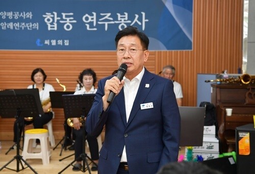 전진선 양평군수가 이날 합동 연주봉사활동을 펼친 양평공사 임직원과 알레연주단, 씨엘의집 이용장애인과 직원들을 격려했다. 사진=씨엘의집·양평군의회 제공